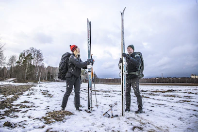 Umpihankihiihdossa suksien pituus on valttia. Tammikuun sateet ehtivät sulattaa Helsingin hanget, mutta toisaalta tasamaalla on muutenkin vaikea harjoitella Syötteen tunturin mäkiä varten, Urpu Strellman ja Tomi Kontio tietävät.