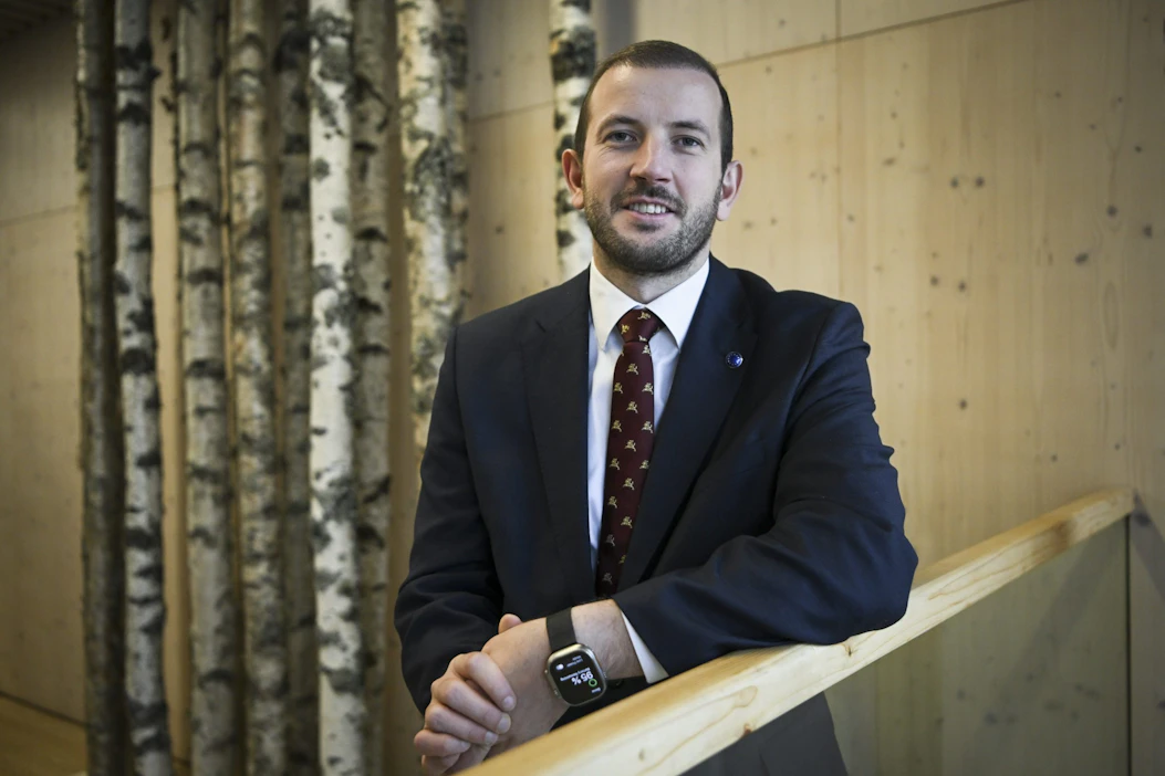 Ympäristökomissaari Virginijus Sinkevicius uskoo, että luontokatoa koskevan EU-asetuksen todelliset kustannukset Suomelle ovat varmasti alhaisemmat kuin alkuperäisessä arviossa. LEHTIKUVA / Emmi Korhonen.