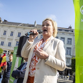 Elsi Katainen seuraa metsäpolitiikkaa aktiivisesti. Viime viikolla hän oli mukana tuottajajärjestöjen mielenosoituksessa.