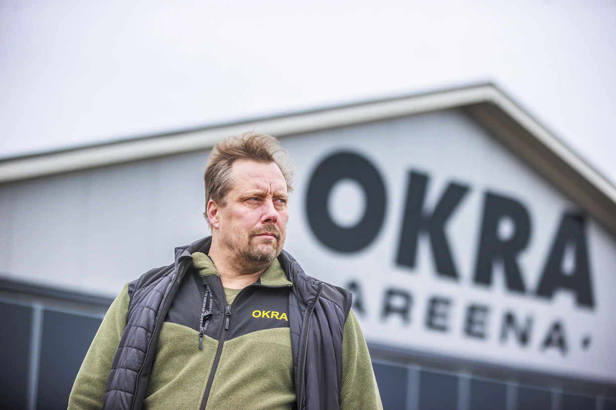 Kenttäjohtaja Jussi Isotalo on tyytyväinen siihen, että konkarien lisäksi myös muutamat uudet näytteilleasettajat ovat löytäneet Okran.
