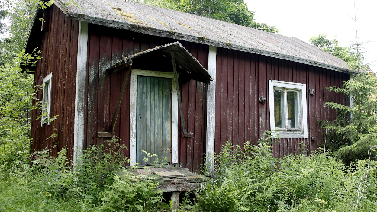 Suomalaisissa lauluissa mökillä voi olla erilaisia rooleja. Usko Kempin Erämaajärven mökki kertoo autioituneesta mökistä ja katoavaisuudesta.
