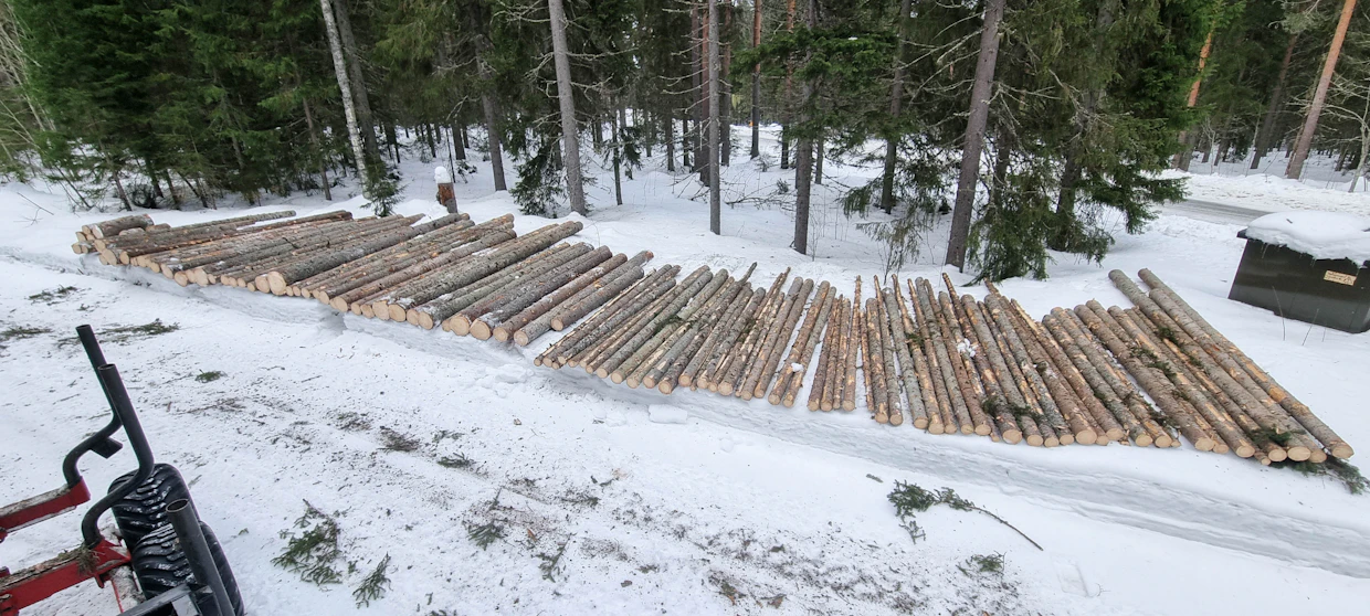 Tämä puumäärä saatiin yhdellä akkutyöskentelyn päivänä valmistettua. Energiaa kului vajaa 9 akullista, eli 3 kWh. Bensiinin 9 kWh/litra energiasisältöön ja polttomoottorin hyötysuhteeseen verrattuna, sama puumäärä olisi tehtävä 0,3 litralla...jää muuten tekemättä.