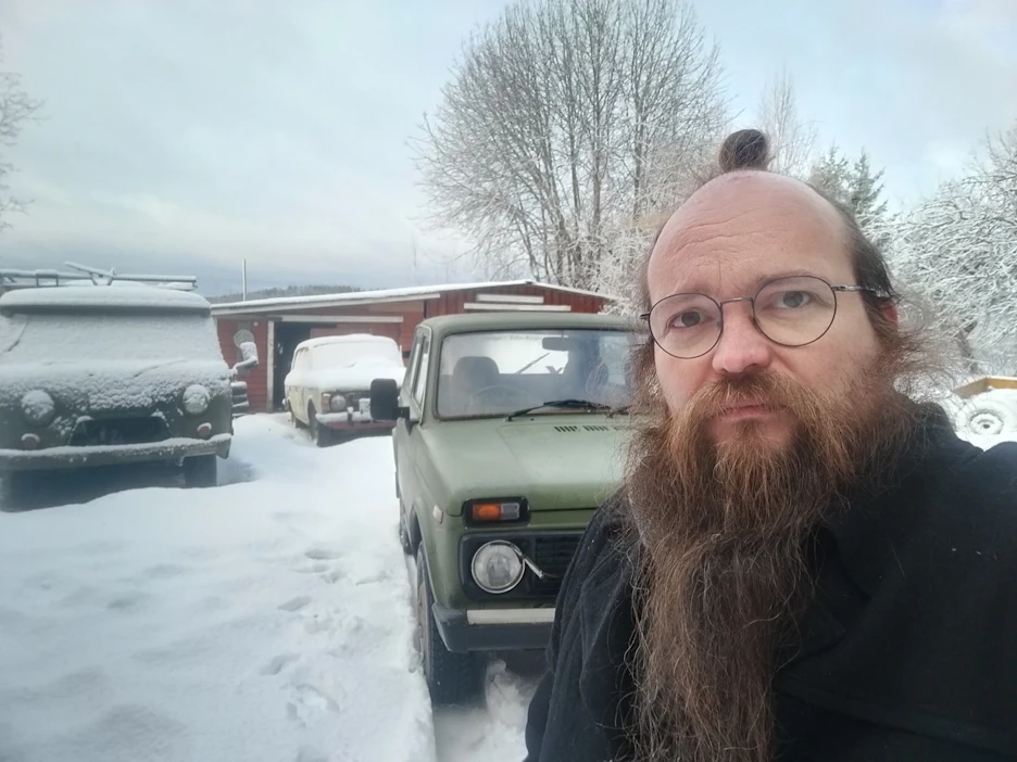 Osa Jussi Kulosen autoista on varaosien lähteenä, osan hän on korjannut liikennekäyttöön. Yksi Lada on museorekisterissä.