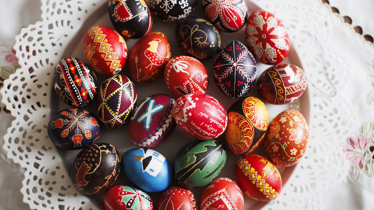 Pääsiäismunien koristelu kuuluu monien pääsiäisperinteisiin. Kuvituskuva.