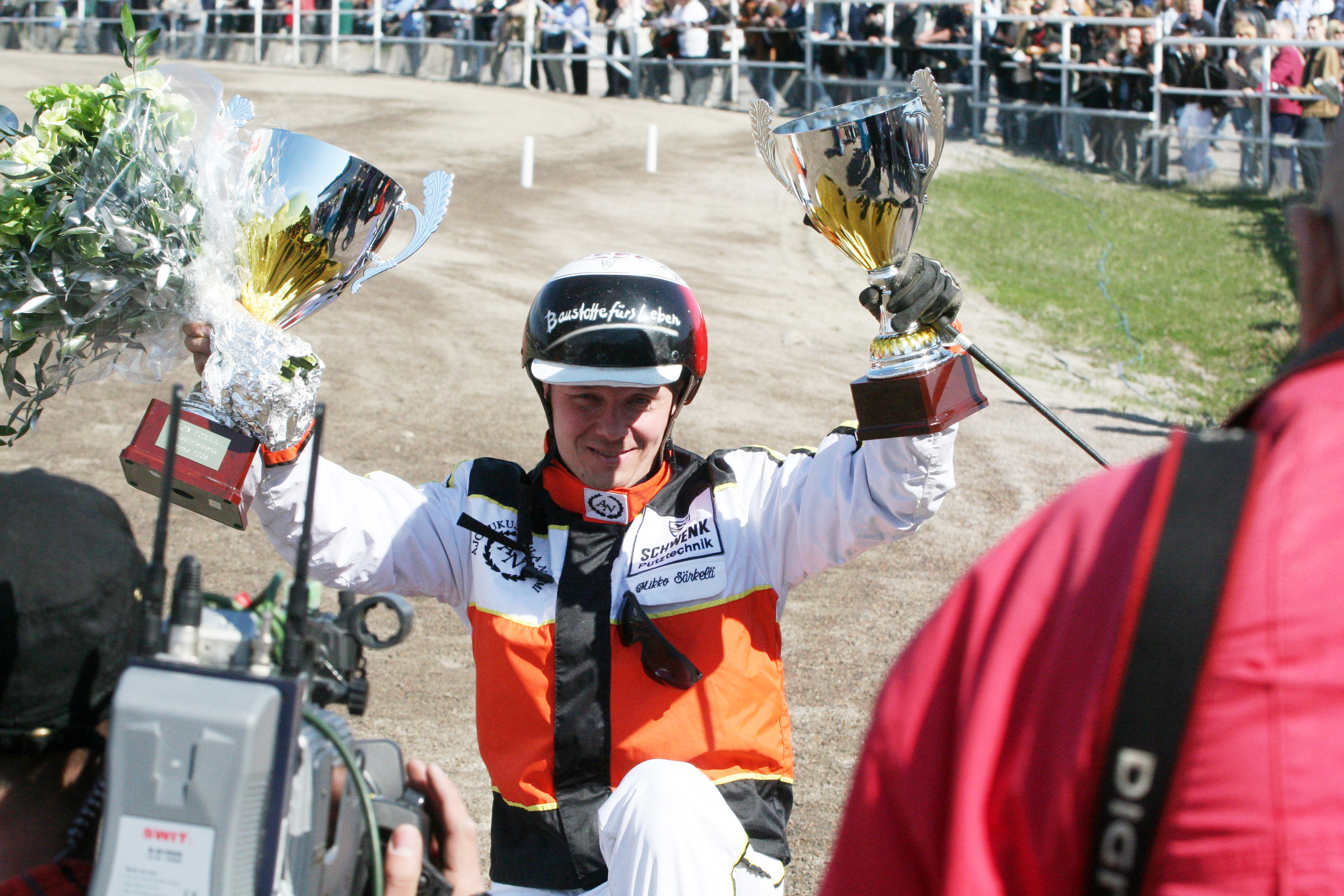 Vuosi 2008 oli Aurauksen juhlaa. Kuvassa Mikko Särkelä tuulettaa Erkon Pokaalin voittoa.