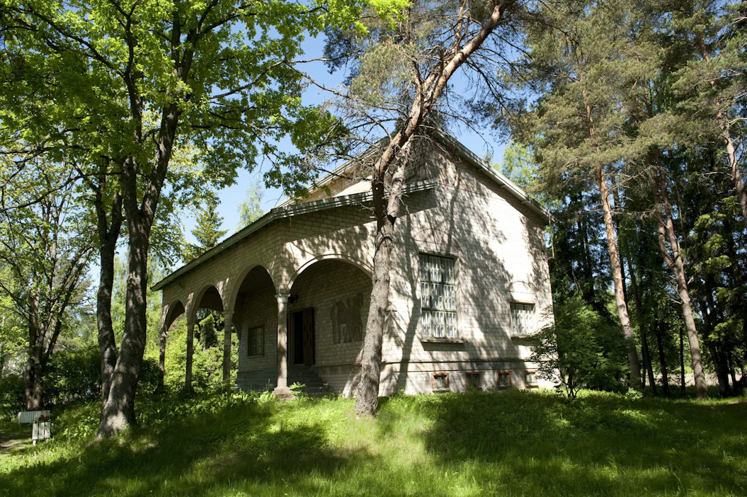 Suomen maaseudulla on 100 000–200 000 tyhjillään olevaa taloa. Moneen niistä omistaja toivoisi uutta asukasta tai vuokralaista. Kuvituskuva.