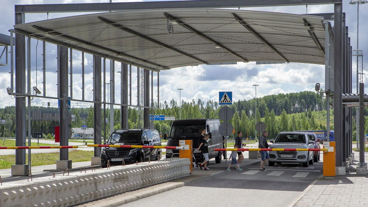 Venäläisten matkailijoiden määrät ovat lähteneet taas nousuun Nuijamaan raja-asemalla. LEHTIKUVA / LAURI HEINO.