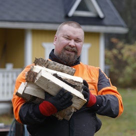 Pyhäsalmen kaivoksen pääluottamusmies Jouni Jussinniemi lämmittää kotiaan osittain puilla, mutta sähkölasku on silti valtava.