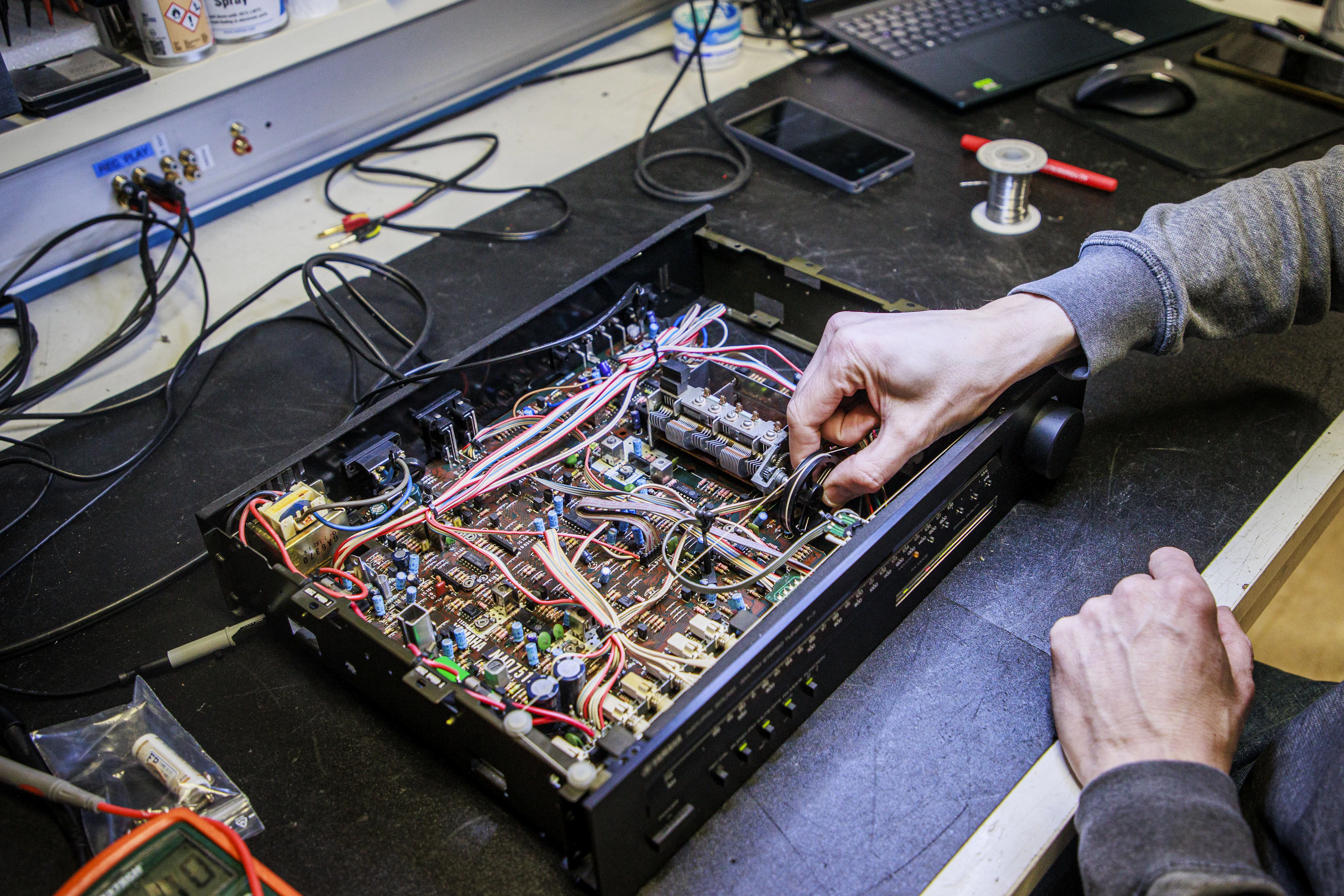 Elektroniikkalaitteiden korjaaminen turvallisesti ja kestävästi vaatii osaamista ja kokemusta.