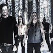 Moonsorrow-yhtyeen jäsenet poseeraavat talvisessa metsässä.