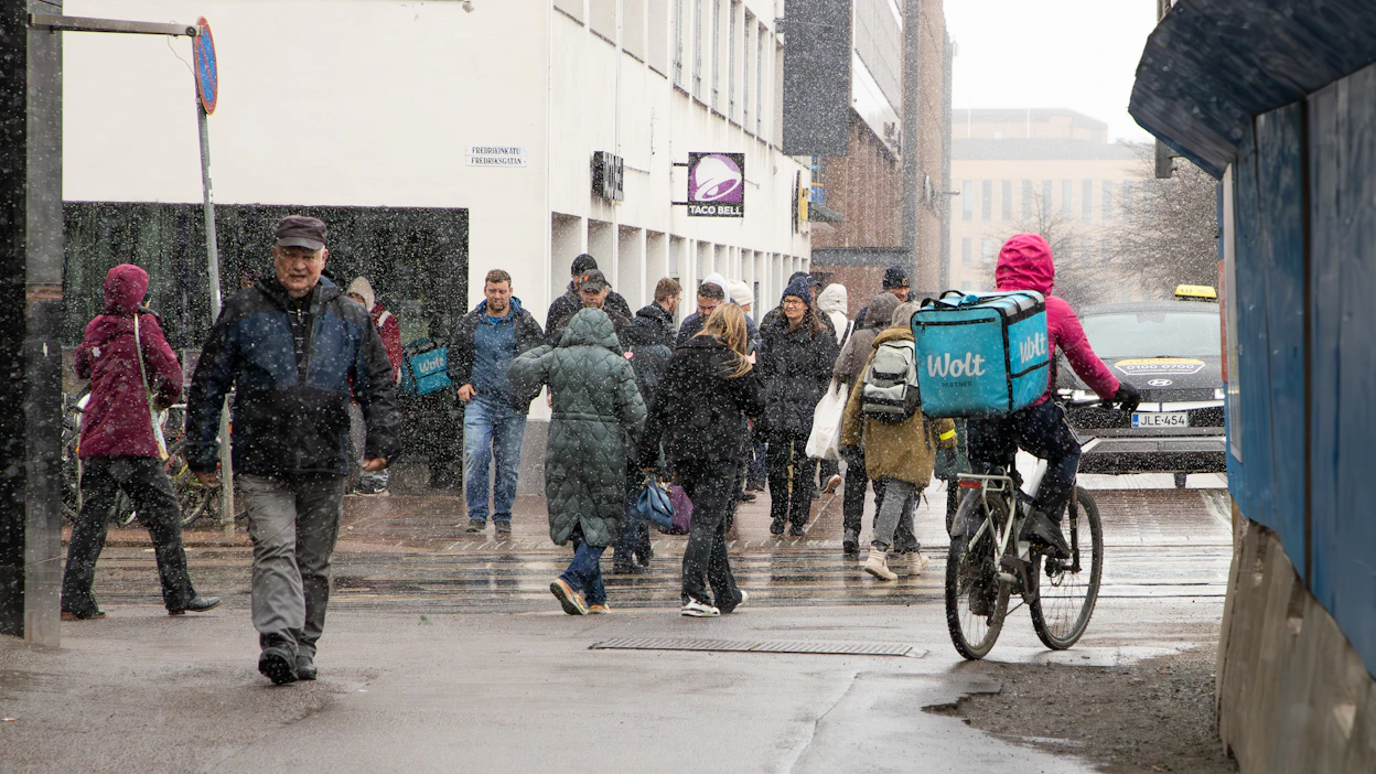 Wolt-niminen ruokalähettifirma alkoi toimittaa vuonna 2014 ravintoloiden annoksia suoraan asiakkaille. Perässä seurasi Foodora.