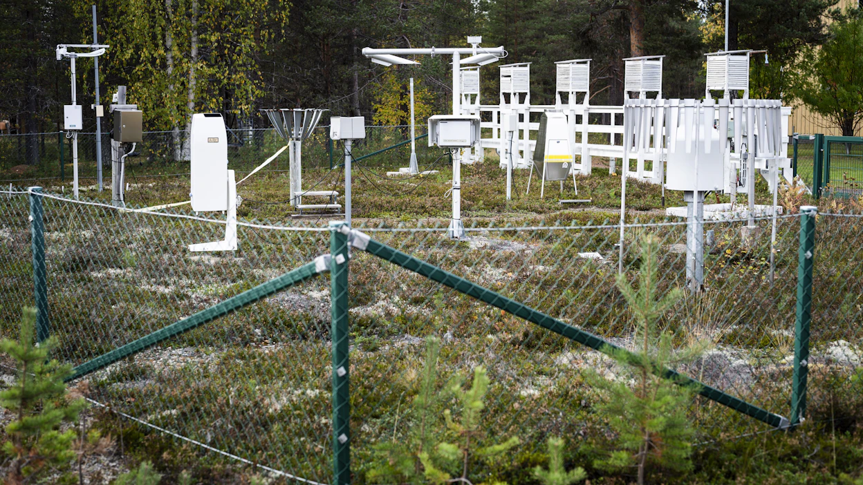 Sodankylän virallinen säähavaintoasema. Taustalla näkyvissä kojuissa mitataan lämpötilaa, etualan sammiossa sademäärää.