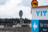 Hallitus käynnistää myös hankkeen, jonka myötä datakeskuksille tulisi jatkossa velvollisuus rekisteröityä. Kuvassa Tiktokin datakeskuksen rakennustyömaa Kouvolassa. LEHTIKUVA / Sasu Järnstedt. 
