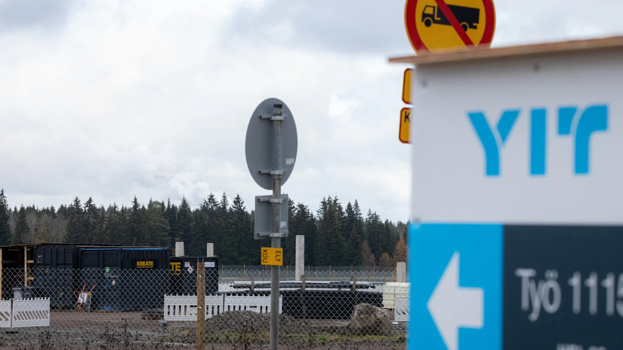 Hallitus käynnistää myös hankkeen, jonka myötä datakeskuksille tulisi jatkossa velvollisuus rekisteröityä. Kuvassa Tiktokin datakeskuksen rakennustyömaa Kouvolassa. LEHTIKUVA / Sasu Järnstedt.