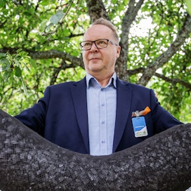 Biohiilellä täytetyn suodatinputken voi laittaa suoraan ojaan ilman kaivuria, kertoo Carbons Finland Oy:n toimitusjohtaja Markku Suutari.