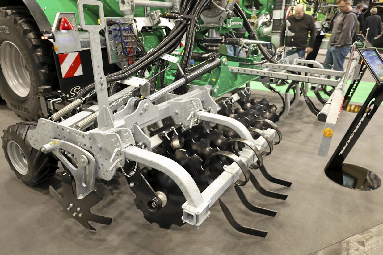 Samsonin osastolla oli esillä uusi levitin, jossa CDf-mallissa on lautaslevitin ja CTf-mallissa kultivaattorilevitin, jota näkyy kuvassa taaempana.