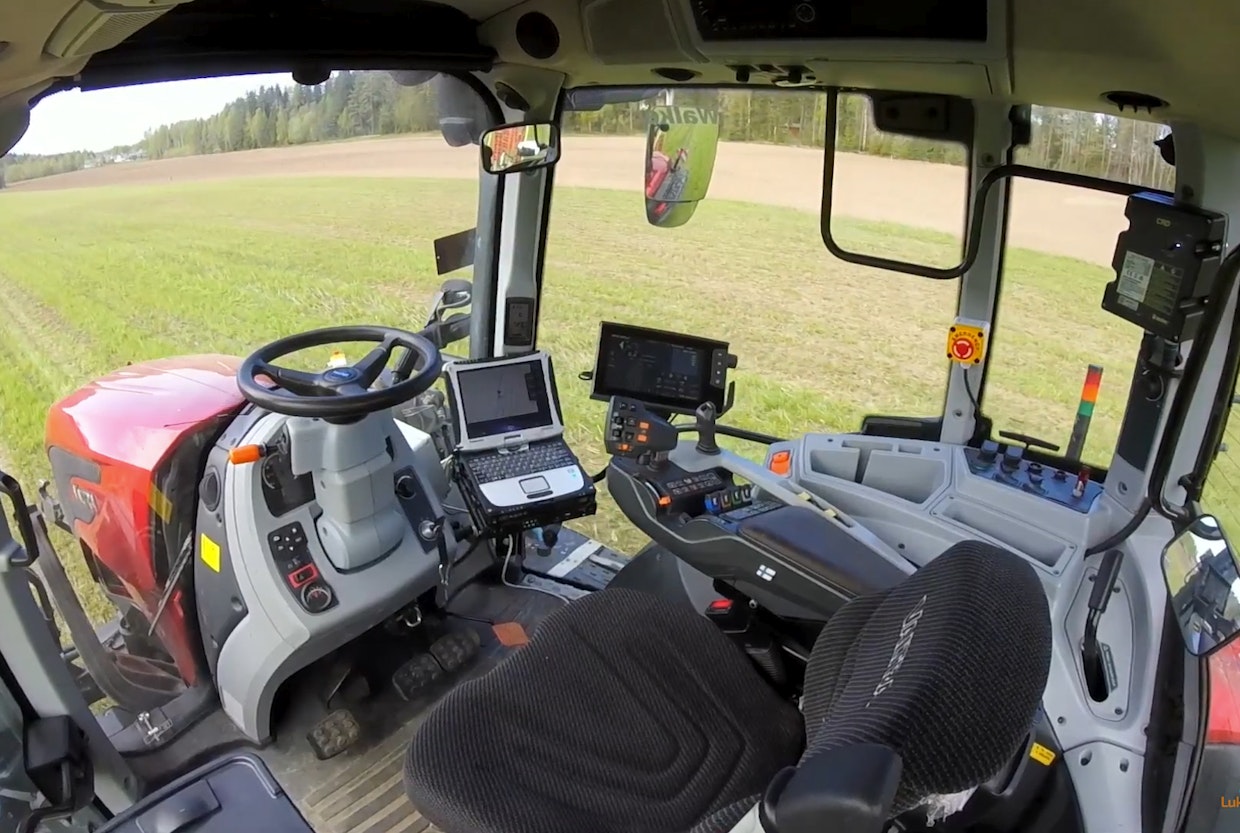 Osana FlexiGrobot-hanketta LUKE kehittää myös traktorin autonomista hallintaa eli traktorirobotiikkaa. Monet ”yksinkertaisemmat työtehtävät voitaisiin jo nyt robotisoida, eli saada traktori suorittamaan työtehtävä itsenäisesti, kuten kuvan nurmirehun karhotus. 