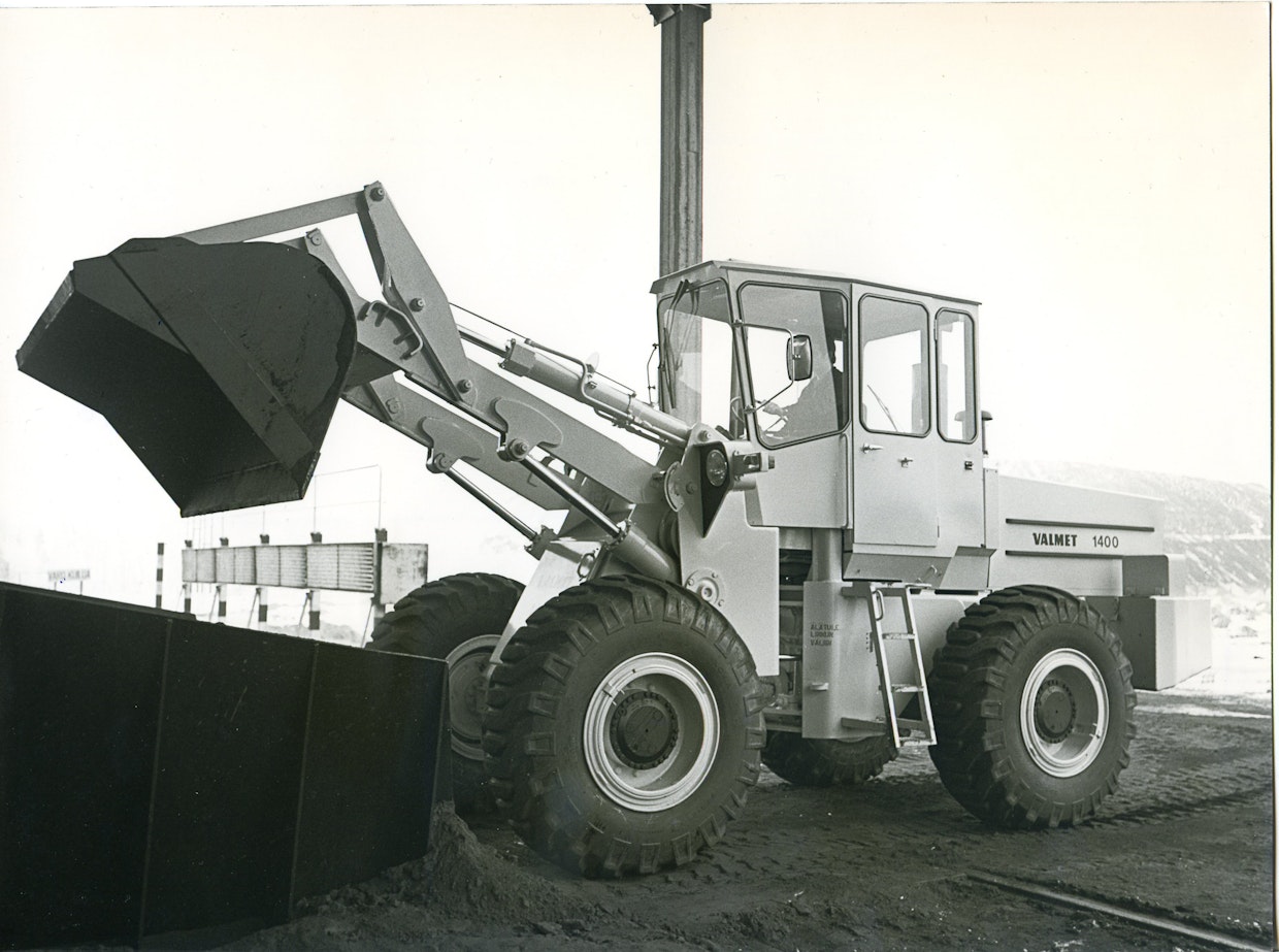 Valmet 1400 korvasi aikaisemman 1200 B -mallin. Koneen työpaino oli 12,5 tonnia ja siirtokyky 7 tonnia. Siinä oli aikaisempaa tehokkaampi 110 kW ahdettu diesel sekä aikaisempaa suurempi määrä vaihteita.