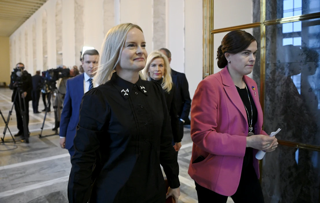 Perussuomalaisten Riikka Purra (vas.) ja kokoomuksen Mari-Leena Talvitie poistumassa välikysymysinfosta eduskunnassa Helsingissä. LEHTIKUVA / MARKKU ULANDER.
