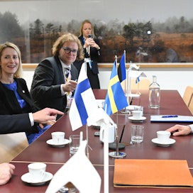 Pääministeri Petteri Orpo (vasemmalla) kävi Brysselin huippukokouksen yhteydessä keskusteluja muiden muassa Viron pääministeri Kaja Kallaksen (keskellä) ja Ruotsin pääministeri Ulf Kristerssonin (oikealla) kanssa.