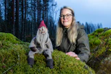 Outi Piiroinen puhuttelee katsojaa usein huumorin kautta, vaikka teokset käsittelevät vakavia aiheita, kuten yhteiskunnan muutosta. Teokset syntyvät kierrätysmateriaaleista.