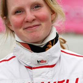 Tamara Skutnabb valmentaa hevosiaan nykyisin Bergsåkerin raviradan läheisyydessä Sundsvallissa.