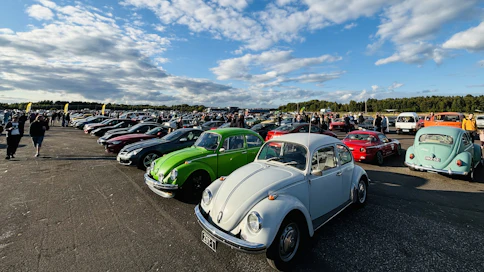 Harrasteautojen kokoontumiset kiinnostavat suuria väkijoukkoja.