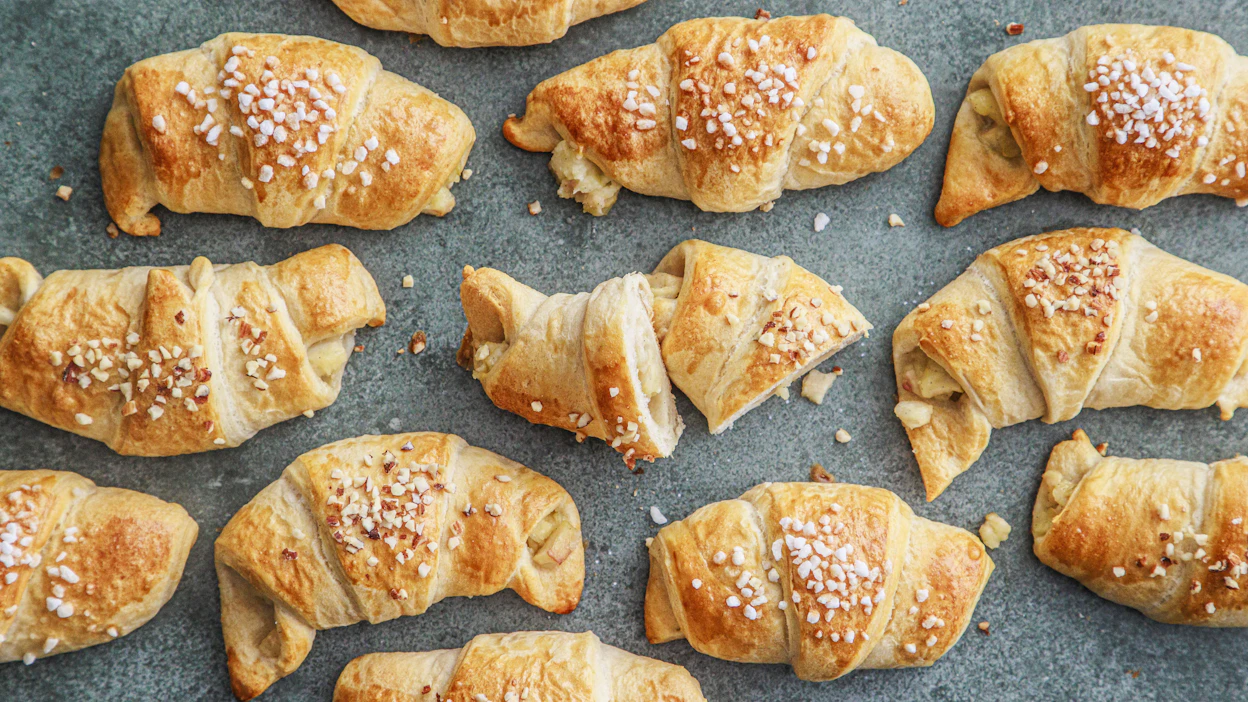 Croissant-taikinaa on mahdollista varioida monin tavoin. Arkistokuvassa omenacroissanteja.