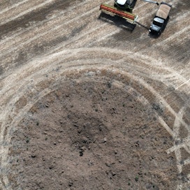 Dnipropetrovskin alueella Ukrainassa korjattiin heinäkuun alussa viljaa pellolta, johon Venäjän ohjus oli tehnyt suuren kraaterin.