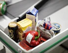 Selkeät pakkausmerkinnät voivat tarjota myös kaupalle mahdollisuuden brändätä tuottajaystävällisiä tuotemerkkejä sekä kilpailla asiakkaista myös tuotannon reiluudella, kirjoittaja toteaa. Kuvituskuva.