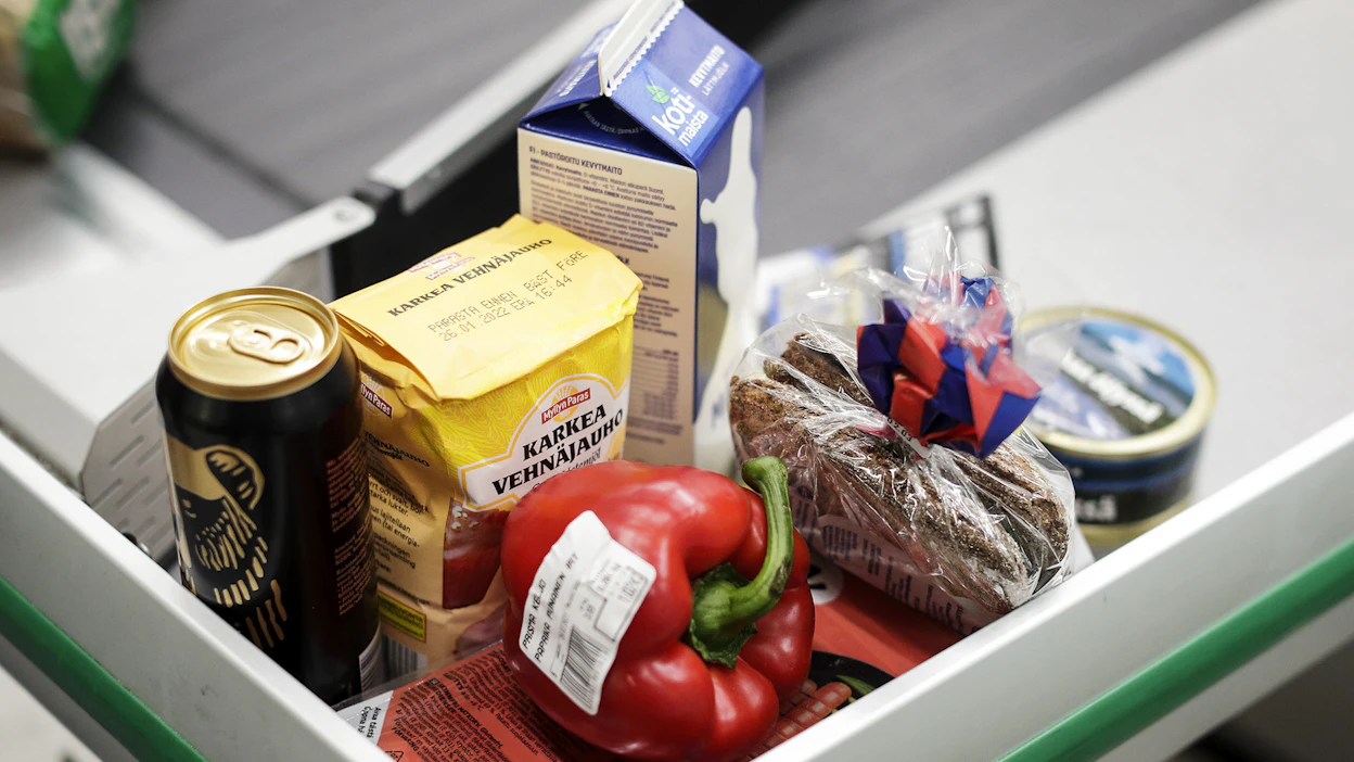 Selkeät pakkausmerkinnät voivat tarjota myös kaupalle mahdollisuuden brändätä tuottajaystävällisiä tuotemerkkejä sekä kilpailla asiakkaista myös tuotannon reiluudella, kirjoittaja toteaa. Kuvituskuva.