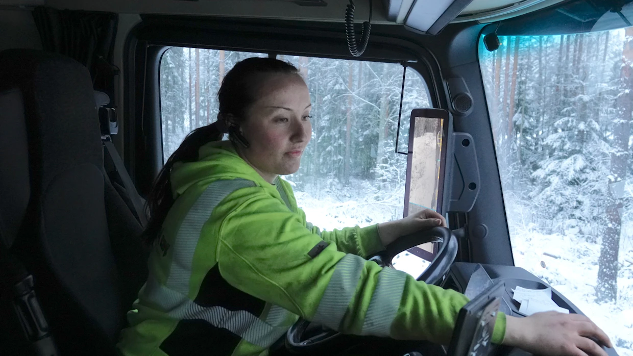 Nippukaavio on lähetty tehtaalle ja matka kohti Äänekoskea voi alkaa. ”Olen oppinut puunajosta paljon kolmessa vuodessa ja oppiminen jatkuu jokainen päivä”, Anna Peura sanoo.