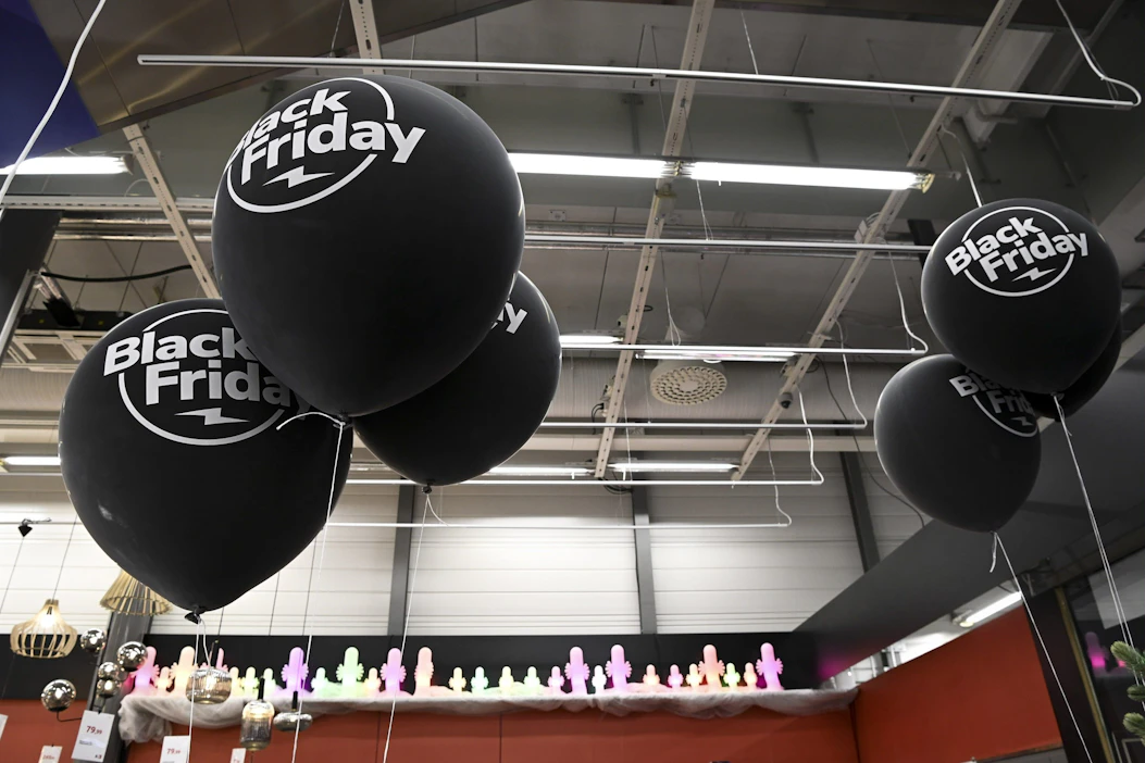 Black Fridayn yhteyteen ajoitetun teemapäivän tavoitteena on pysäyttää ihmiset puntaroimaan ostosten tarpeellisuutta ja muistuttaa valintojen vaikutuksista ympäristöön. LEHTIKUVA / Emmi Korhonen.