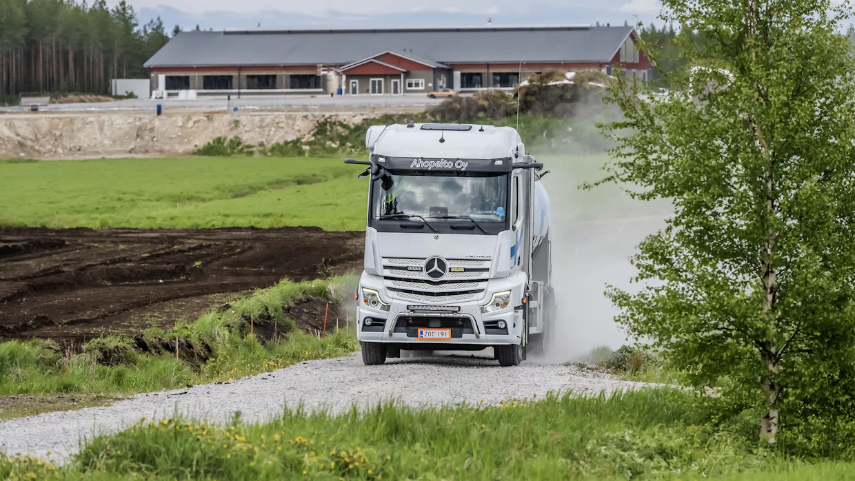 Maitoauto kuljettaa maidon keruumatkoilla tiloille tarvikkeita sekä Valion tuotteita.