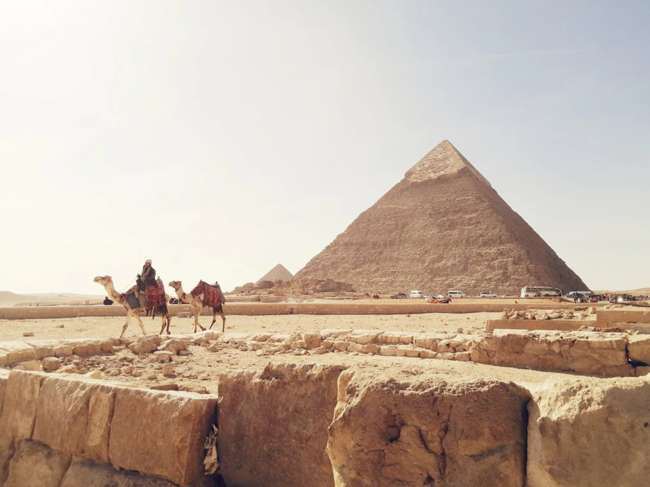 Egyptin Gizassa sijaitseva Kheopsin pyramidi on rakennettu noin 2560 eKr. Se on noin 138 metriä korkea, ja rakentaminen kesti arvioiden mukaan yli 20 vuotta.