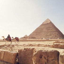 Egyptin Gizassa sijaitseva Kheopsin pyramidi on rakennettu noin 2560 eKr. Se on noin 138 metriä korkea, ja rakentaminen kesti arvioiden mukaan yli 20 vuotta. 