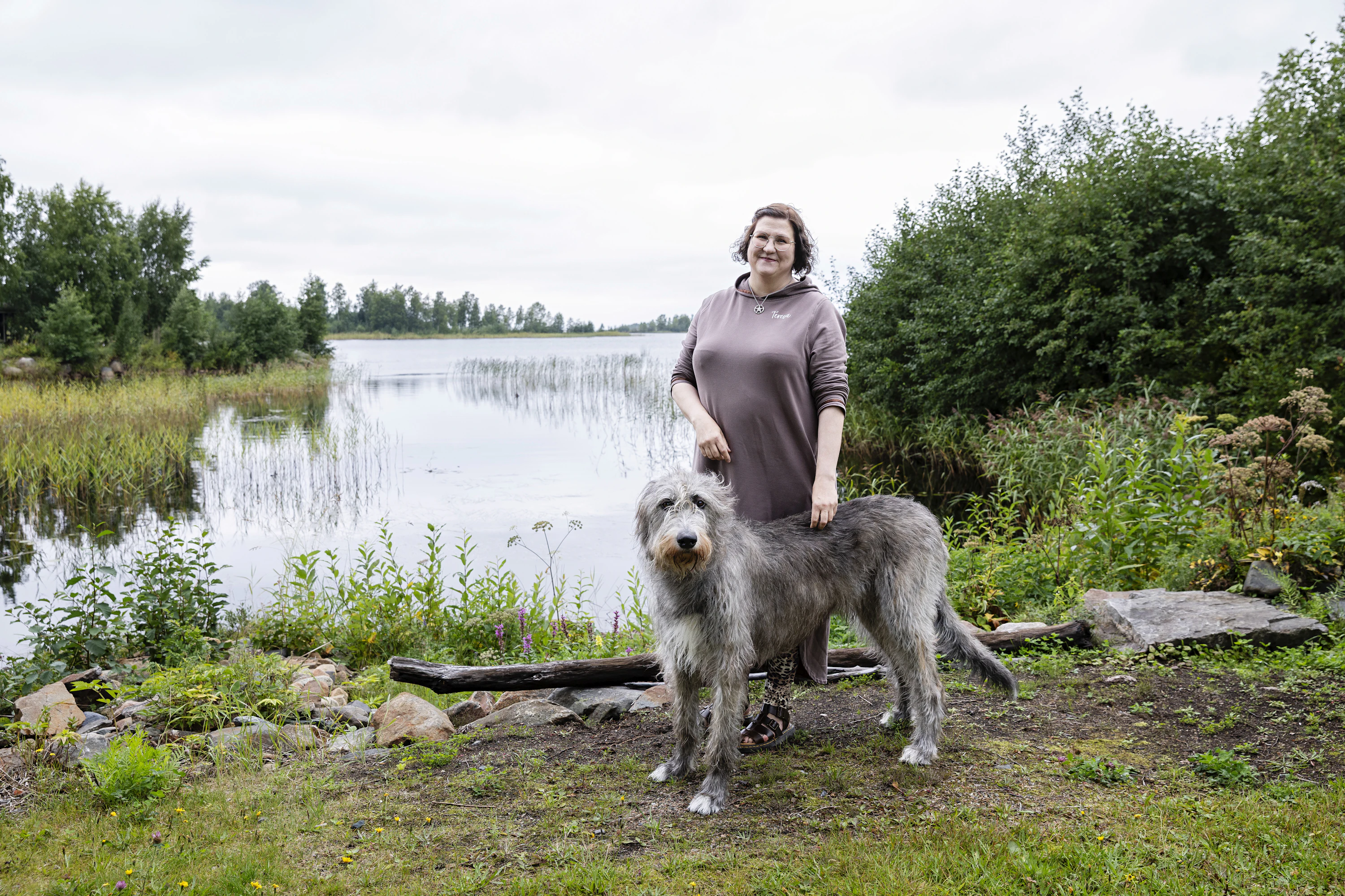 Teresa ja Iiris nauttivat merenrantatontin maisemista.