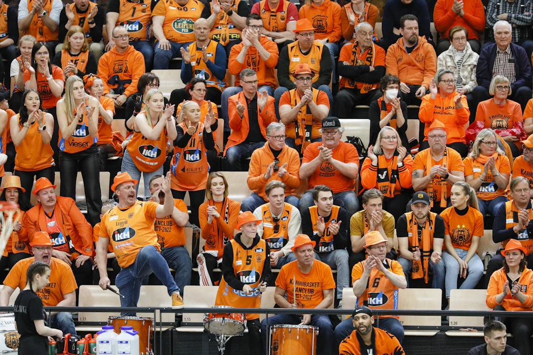 Ei ole liioiteltua sanoa, että Karhu Basketin faniporukka on Suomen ykkönen koripallossa. Keskiviikon toiseen loppuotteluun Saloon saapui paljon kauhajokelaisia. Kovasta kannustuksesta huolimatta Salon Vilpas voitti Karhu Basketin. Pelit jatkuvat perjantaina.