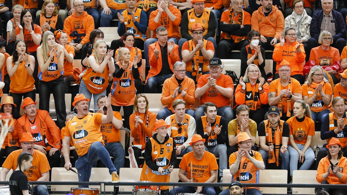 Ei ole liioiteltua sanoa, että Karhu Basketin faniporukka on Suomen ykkönen koripallossa. Keskiviikon toiseen loppuotteluun Saloon saapui paljon kauhajokelaisia. Kovasta kannustuksesta huolimatta Salon Vilpas voitti Karhu Basketin. Pelit jatkuvat perjantaina.