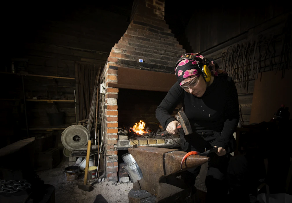 Kirsi Vahtera työskentelee perinteisessä sepänpajassa Työläiskotimuseon pihapiirissä Tuusulassa. Museo esittelee maalaispitäjän käsityöläisten elämää 1900-luvun alkupuolella.