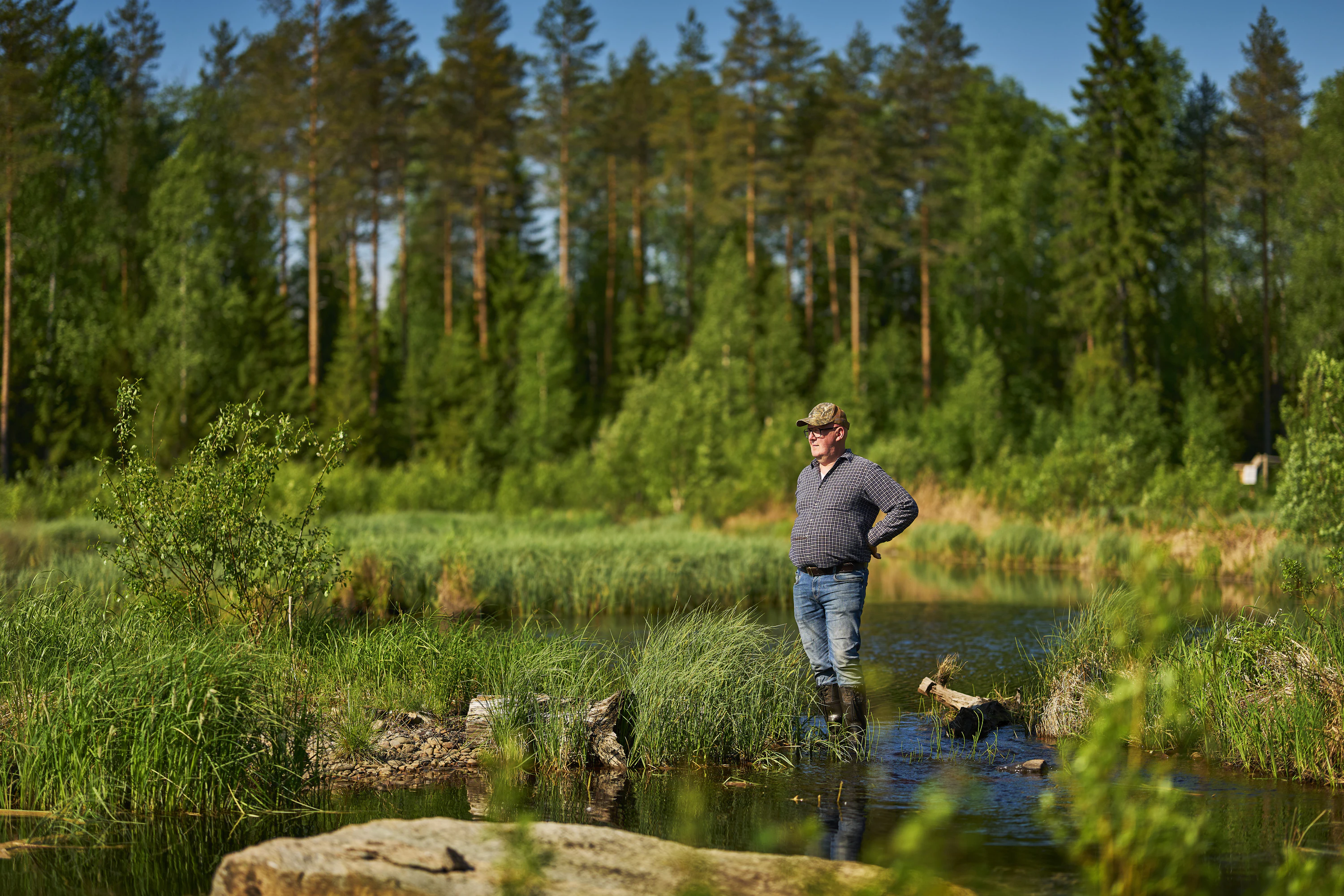 Ari koettaa metsänhoidossa välttää turhaa tekemistä. Metsässä kaiken ei tarvitse olla täydellisen siistiä.