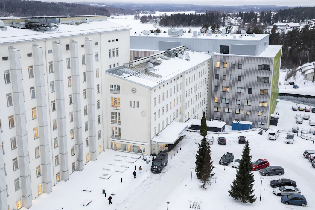 Suomen keskussairaalaverkostoa ravistellaan. STM:n teettämä virkamiesselvitys karsisi keskussairaaloiden määrän puoleen nykyisestä. Kuvassa on Savonlinnan keskussairaala Etelä-Savossa.