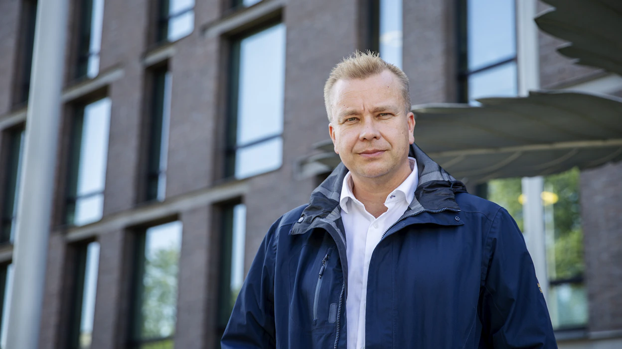 Keskustan puheenjohtaja Antti Kaikkonen vaatii enemmän vastuuta pankeilta kun verkkohuijaukset yleistyvät.