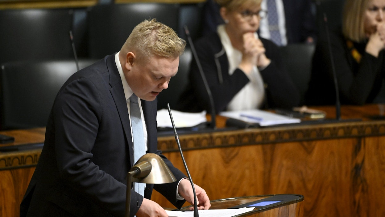 Maa- ja metsätalousministeri Antti Kurvinen (kesk.) keskittyi luettelemaan hallituskauden aiempia toimia maatalouden tukemiseksi. LEHTIKUVA / VESA MOILANEN.