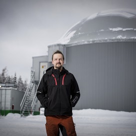 Valtteri Nuutisen navetan yhteyteen Kiuruvedellä nousi viime vuonna miljoonan euron arvoinen biokaasulaitos. Se maksaa laskelmien mukaan itsensä takaisin muutamassa vuodessa halventuneina energiakustannuksina.