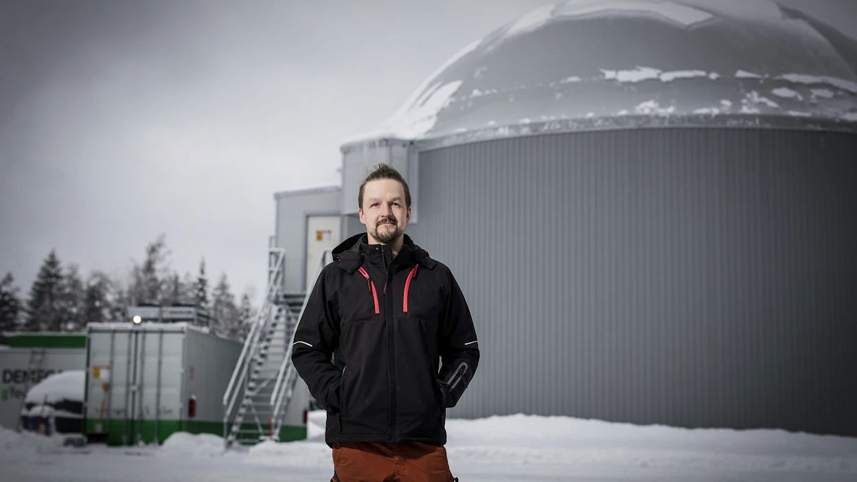 Valtteri Nuutisen navetan yhteyteen Kiuruvedellä nousi viime vuonna miljoonan euron arvoinen biokaasulaitos. Se maksaa laskelmien mukaan itsensä takaisin muutamassa vuodessa halventuneina energiakustannuksina.