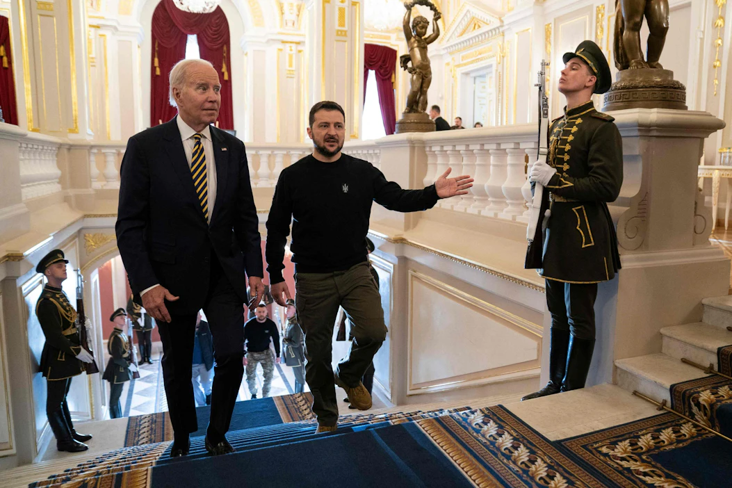Historialliseksi luonnehdittu vierailu ajoittuu lähelle Venäjän hyökkäyssodan alkamisen vuosipäivää, joka on perjantaina. Kuvassa Yhdysvaltain presidentti Joe Biden ja Ukrainan presidentti Volodymyr Zelenskyi. LEHTIKUVA/AFP.