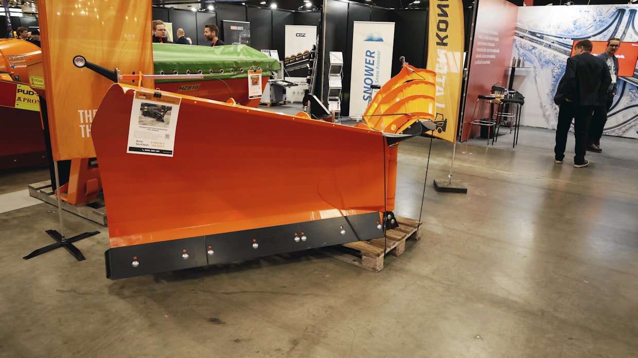 Laten kone myy Pronarin heittäviä nivelauroja. Medium-mallien leveydet ovat 2600 mm, 2800 mm, 3000 mm ja 3300 mm. Heavy-mallien leveydet ovat 3600 mm ja 4000 mm. Auroissa on jousitetut kulutusterät ja pikakiinnikkeen iskunvaimennettu kellunta. Hydrauliikka on toteutetut kahdella letkulla. Mukana tulee täydellinen sähkösarja koneen ohjaamoon. Virran syöttö tapahtuu tupakansytyttimestä.