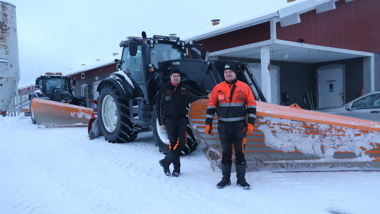 Petri ja Markus Jääskeläinen ovat huomanneet jo pelkän koneiden paikkatiedon sutjakoittavan urakointia. Aurauksen lisäksi Kihon järjestelmää hyödynnetään mm. rehunkorjuuketjun toiminnassa.