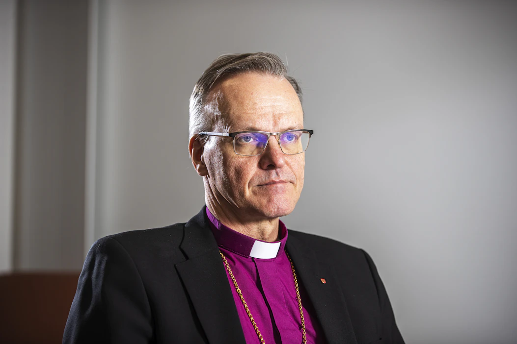 Suomen evankelis-luterilaisen kirkon johtaja, arkkipiispa Tapio Luoma sanoo olevansa sielultaan seurakuntapappi. ”Sieltä tulee kokemus, että ihmisten kanssa tekemisissä oleminen pitää jalat maassa.”
